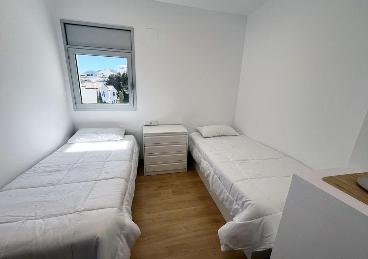 2-Bedroom Brand New Apartment Steps From The Beach Льянсса Экстерьер фото