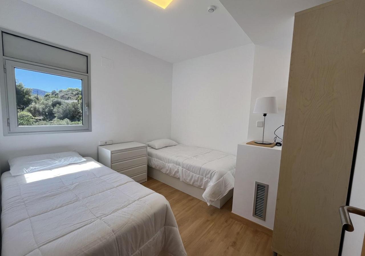 2-Bedroom Brand New Apartment Steps From The Beach Льянсса Экстерьер фото