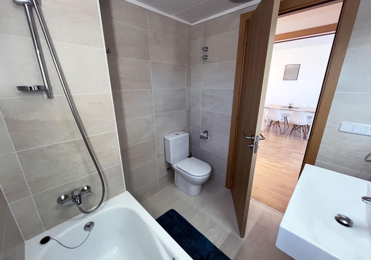 2-Bedroom Brand New Apartment Steps From The Beach Льянсса Экстерьер фото