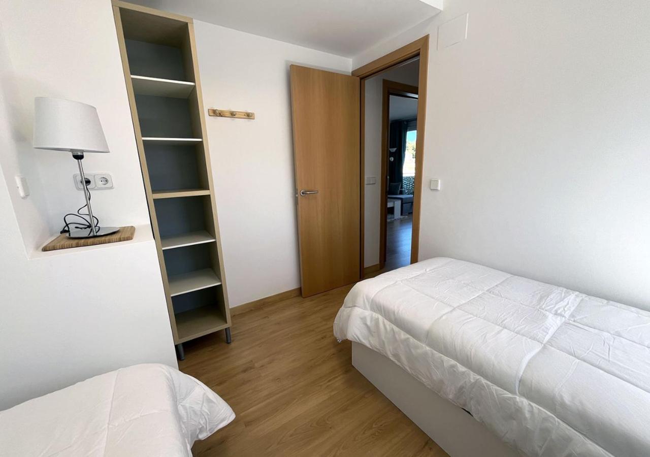 2-Bedroom Brand New Apartment Steps From The Beach Льянсса Экстерьер фото