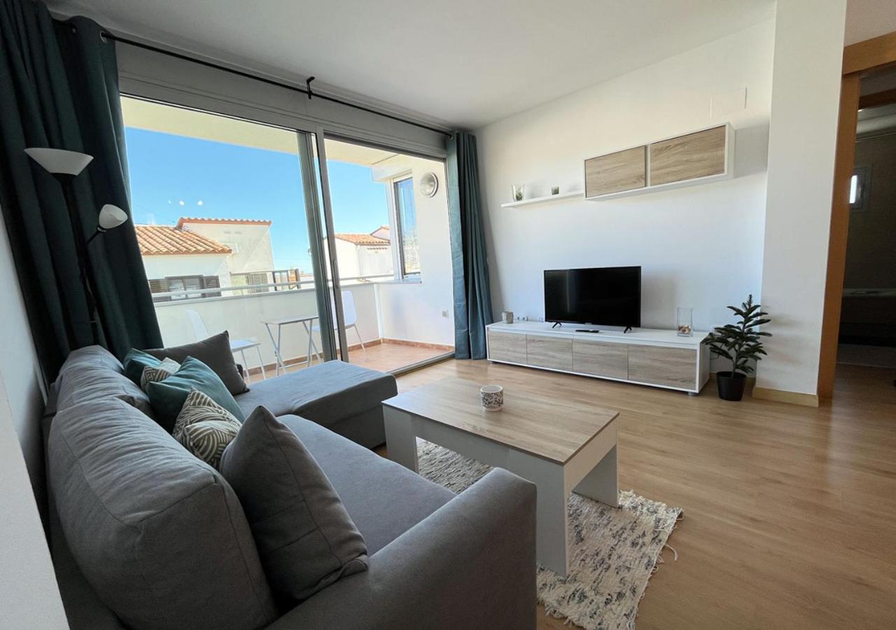 2-Bedroom Brand New Apartment Steps From The Beach Льянсса Экстерьер фото