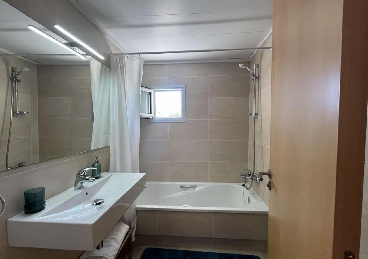 2-Bedroom Brand New Apartment Steps From The Beach Льянсса Экстерьер фото